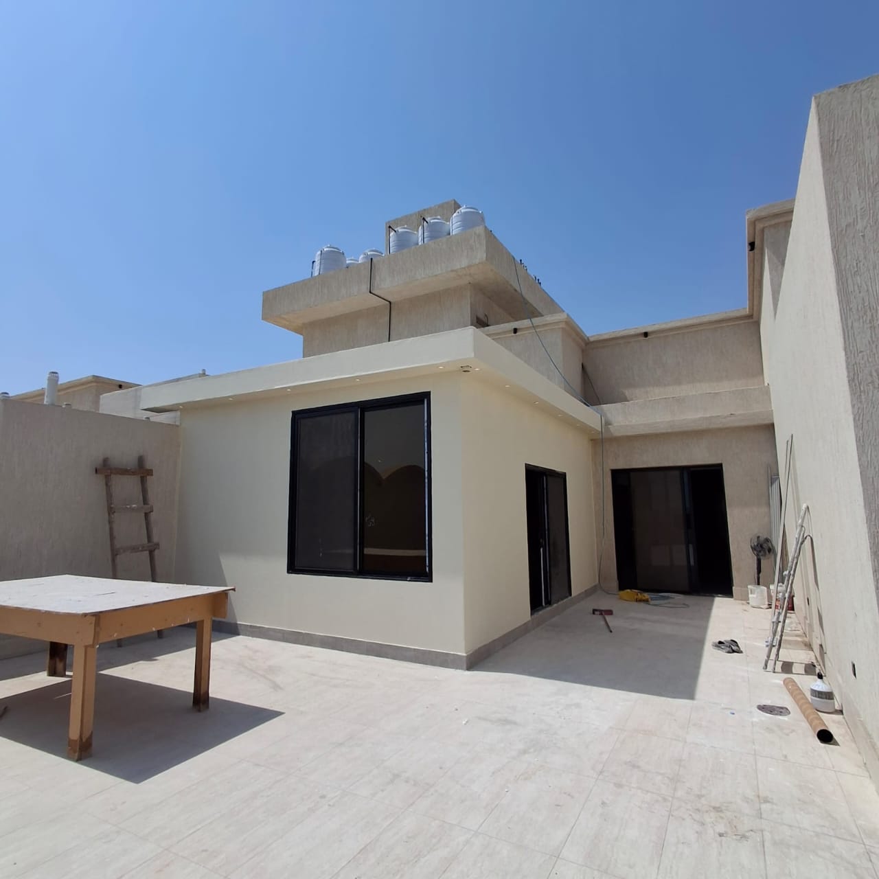 حدادة ومظلات وملاحق
